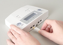本体の電源を入れて使用するパッドを接続